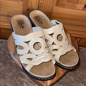Clarks Women's Taupe Bendable Sandal Size 9